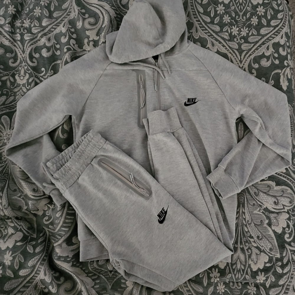 Men's under armour light gray jogger suit